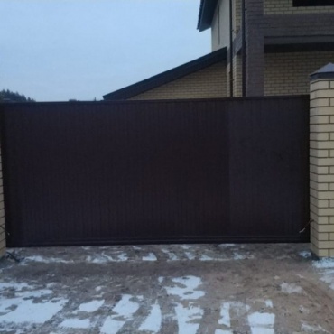 Механические откатные ворота в загородный дом 2500x1800