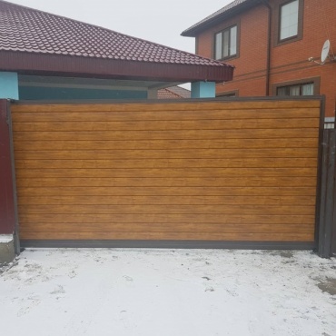 Сдвижные ворота откатные отделка под дерево 2300x1600