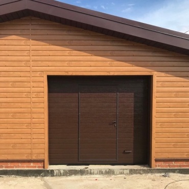 Ворота секционные гаражные с калиткой 2500x2375